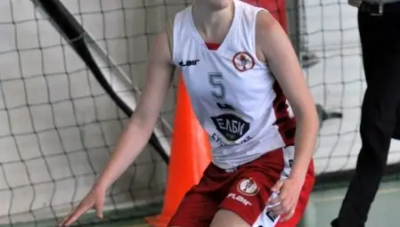 Защо поне една баскетболистка от  школата не проби в женския отбор?