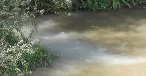 Лома пак тече като в приказките - ту червен, ту син, ту млечнобял