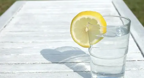 Пиенето на топла вода с лимон може да е опасно за зъбите