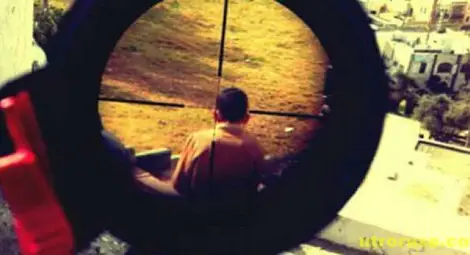 Снимкa на палестинско дете в мерника на израелски снайперист скандализира света