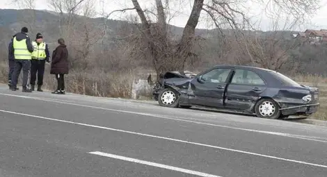Пиян младеж разби мерцедес край Симитли