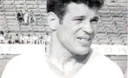 Добри Добчев с екипа на любимия &bdquo;Дунав&ldquo;. Дори като ветеран - снимката е направена на 14 юни 1969 г., защитникът е в отлична форма.                 Снимка: Интернет