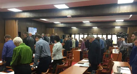 С минута мълчание в памет на жестоко убитата от 21-годишния Северин Красимиров журналистка от ТВН Виктория Маринова започна вчерашното заседание на русенските общински съветници. Доминиращите теми в сесията бяха редът, сигурността и спокойствието на гражданите. 