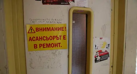 Половината от асансьорите се поддържат на черно