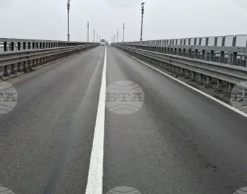 Променен е режимът на преминаване през Дунав мост при Русе заради образувала се километрична опашка от автомобили от румънска страна