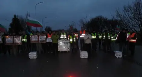 Протестиращите от Русе блокираха пътя към София с тоалетни /галерия/