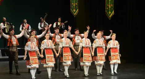 Милена, Габи и &bdquo;Найден Киров&ldquo; пеят и играят на площада в новогодишната нощ