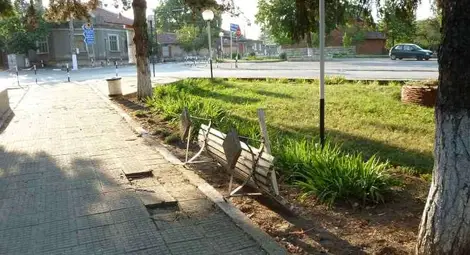 Кметството в Семерджиево нехае за опасна площадка