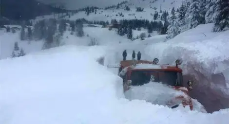 Лиляна Павлова показа как се прокарва път в двуметров сняг /галерия/