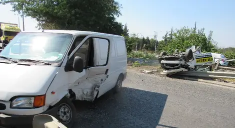 Кола блъсна тръгнал за обратен завой бус с работници на бул.&ldquo;България&ldquo;