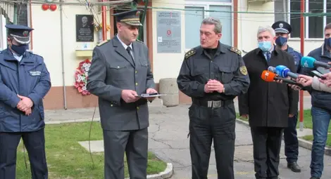 Гл.комисар Николов връчва наградата на ст.инспектор Рачев.                                                               Снимка: Русе Медиа