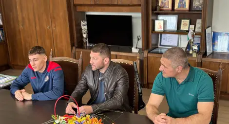 Кметът на Русе Пенчо Милков награди европейския шампион по бокс Викторио Илиев