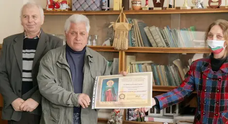 Връчване на Почетното звание „Заслужил дарител на Поликрайще“ на г-н Димитър Петров Сърнов (в средата). Връчване на Почетното звание „Заслужил дарител на Поликрайще“ на г-н Димитър Петров Сърнов (в средата).