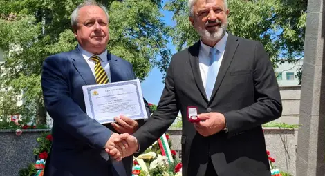 Най-дългогодишният директор на СУ &bdquo;Христо Ботев&ldquo; Теодор Коцев  бе отличен със знака на областния управител на Русе