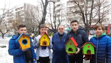 Бъдещи дизайнери направиха цветни къщички за птици