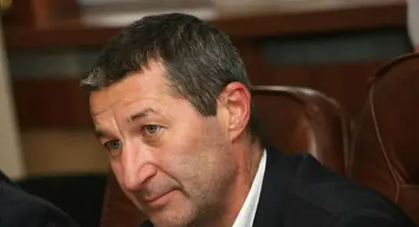 Гневни съседи погнаха Каролев с резачка