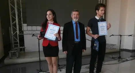 Председателят на журито доц.Руси Русев сърдечно поздрави носителите на големите награди в конкурса Анелия Крумова и Александър Габровски.