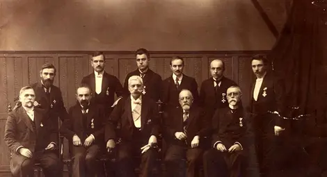 Непозната снимка на Иван Вазов (в средата) вероятно от 1902 г. с видни български литератори и писатели Беньо Цонев, Иван Георгов, Любомир Милетич, Станимир Станимиров, Стоян Романски, Димитър Лазов, Михаил Арнаудов, Александър Арнаудов, ,Хр. Цанков-Дерижан, Стилиян Чилингиров (от фонд на НБКМ-БИА С ттт 1110)