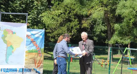 Д-р Марияна Георгиева и проф. д-р Георги Георгиев връчват на д-р Густаво Гергофф инсигнията на специалното Почетно отличие на Поликрайще &bdquo;Министър Димитър Хаджихристов Хаджидимитров Кушев&ldquo;.