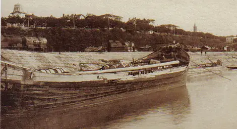 Силует на колоната - до влаковата цистерна - на снимка от 1924 г.