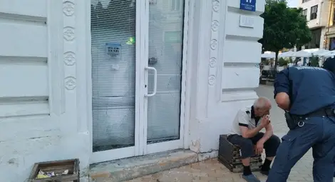 Пиян пенсионер потроши с тесла офиса на евродепутата Мария Габриел