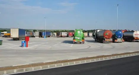 Шестима прегрели и гладни мигранти открити в цистерна на буферния паркинг край Дунав мост