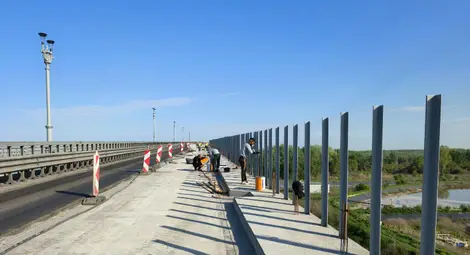 Продължава монтажът на пътните панели при основния ремонт на Дунав мост при Русе