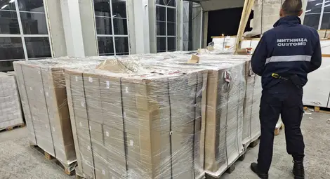 Камион с ябълки, опитал да напусне България през Дунав мост, се оказа пълен с пиротехника Камион с ябълки, опитал да напусне България през Дунав мост, се оказа пълен с пиротехника