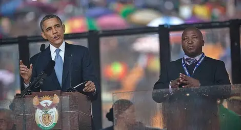 Мнимият преводач от церемонията за Мандела имал шизофреничен пристъп