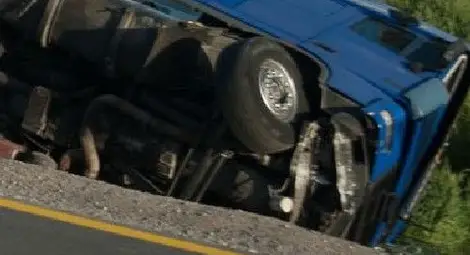 Полски ТИР с платове се обърна край Велико Търново