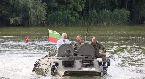 БТР-и нагазиха в езерото в Николово в учение за защита при бедствия /галерия/