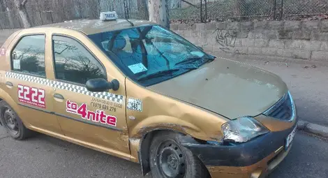 Пътничка в такси преживя катастрофа заради неподстригани храсти