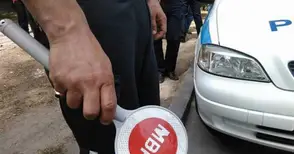 Спрян за проверка шофьор побегнал от колата заради плик с марихуана