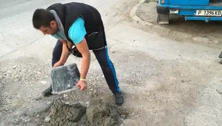 Жители на &bdquo;Родина&ldquo; запълниха дупките около блоковете си