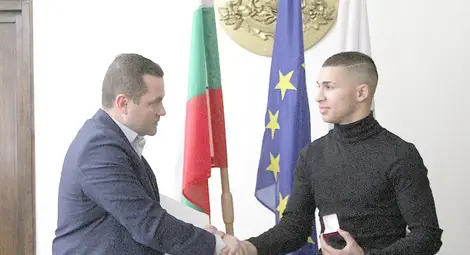 Кметът Пенчо Милков посрещна в кабинета си Радослав Росенов и Съби Събев.			Снимка: Община Русе