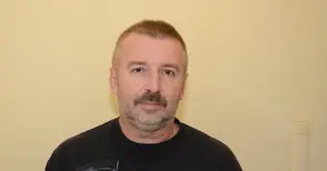 Ако д-р Радославов не лети с парапланер, значи кара колело или ходи по въже