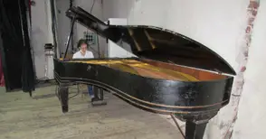 Носещ спомени от великия Шостакович роял възкръсва след десетилетия забрава