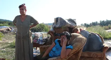 Багери събаряха незаконни къщи, докато полицията арестува роми /галерия/