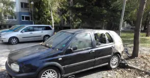 Кола без номера запалена, за да освободи място за паркиране