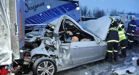 Двама загинаха и още толкова са тежко ранени при зверска катастрофа