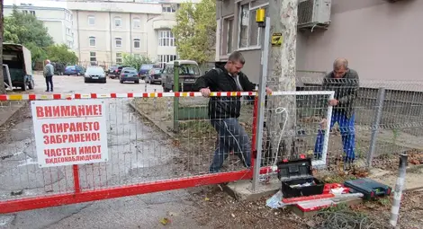 Върнаха оградата срещу паркиране на външни коли пред блоковете до пазара