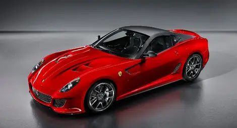 Служител на хотел разби скъпо ферари на клиент /видео/