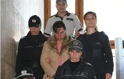 Защитен свидетел: Майката на Атанаска обикаляше градинките край блока в дните преди убийството