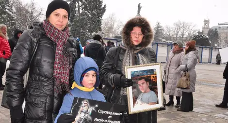 Съпругата Мира, детето им Ивайло и майка му по време на протеста.                                                                           Снимки: БГНЕС