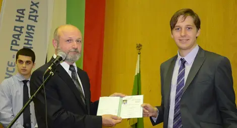 &bdquo;Баба Тонка&ldquo; изпрати пълен с отличници юбилеен випуск