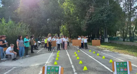 Спазвам правилата за безопасно движение - състезание по безопасност на движението в училище "Възраждане" в Русе Спазвам правилата за безопасно движение - състезание по безопасност на движението в училище "Възраждане" в Русе