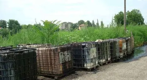 51 бидона с опасни отпадъци стоварени незаконно в Пухлево дере