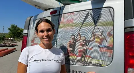 Световна вицешампионка в каяка учи деца  да въртят греблото на езерото Липник