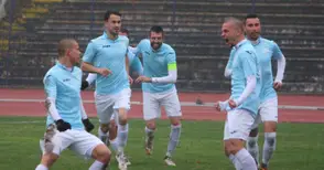 Футболисти, треньори и фенове под едно знаме в борбата за оцеляване на „Дунав“