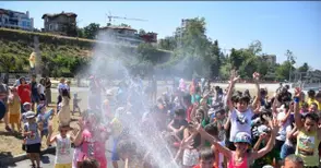 Водни битки и пясъчни картини на кея в Деня на Дунав